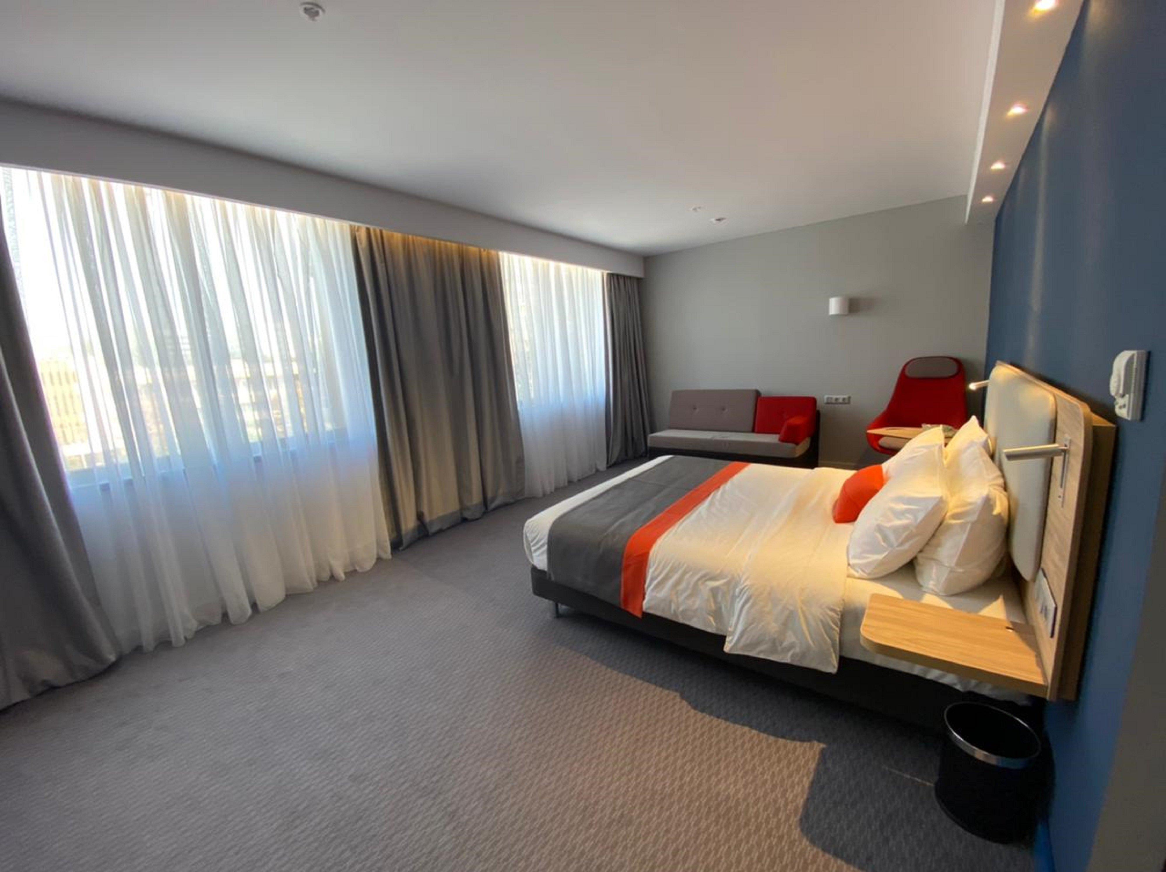 Holiday Inn Express - Almaty By Ihg Екстериор снимка